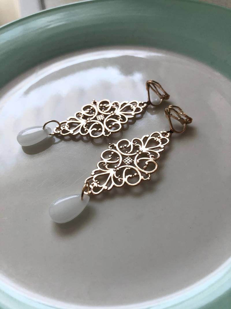 Ornamente -Festliche Ohrclips Hellgold Weiß von Perlenlagune