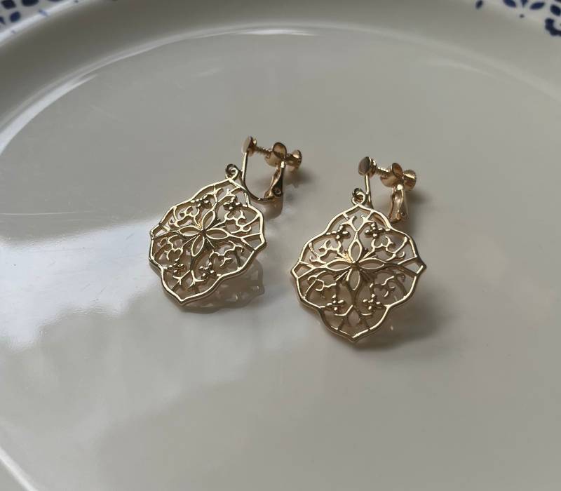 Ornamente Ohrclips in Hellgold von Perlenlagune