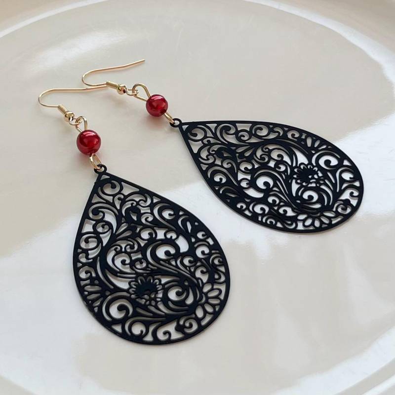 Ornamenttropfen Ohrringe in Weinrot Schwarz Hellgold von Perlenlagune