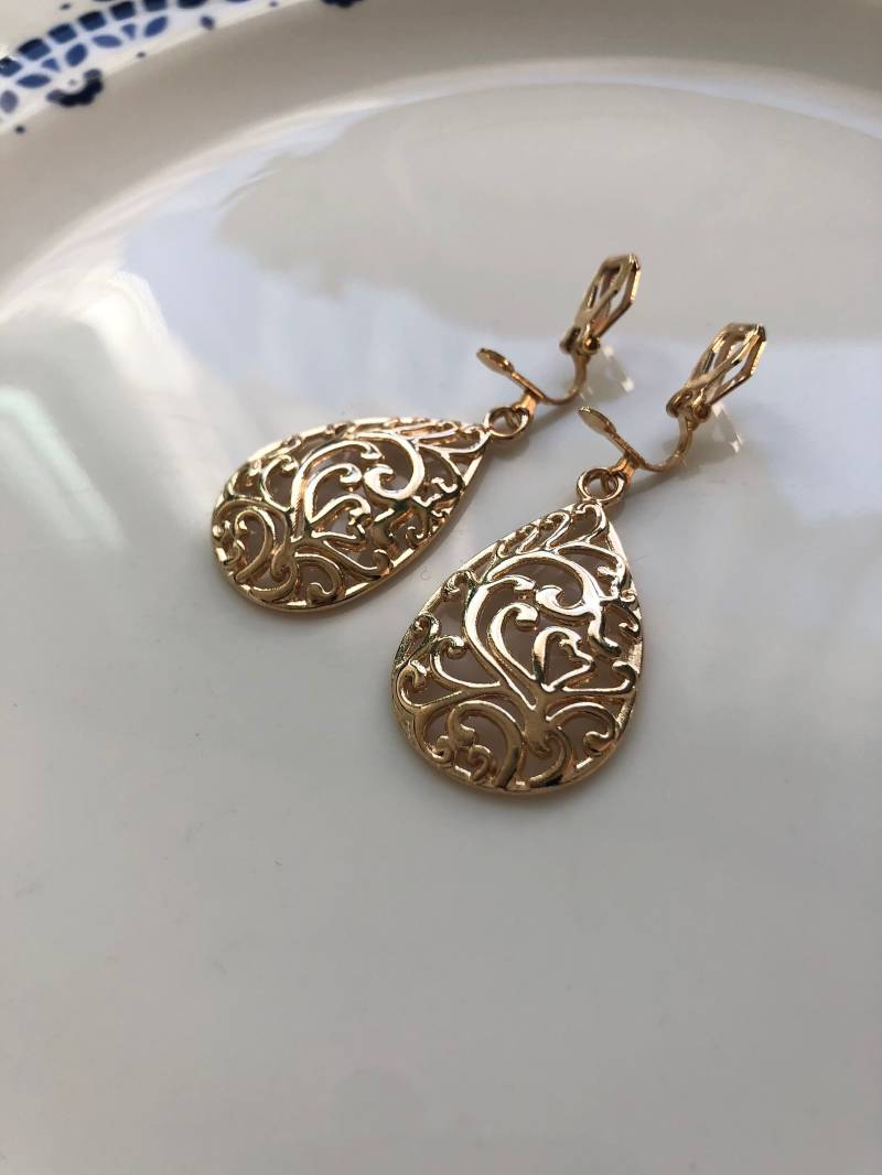 Rankentropfen Ohrclips in Champagnegold von Perlenlagune