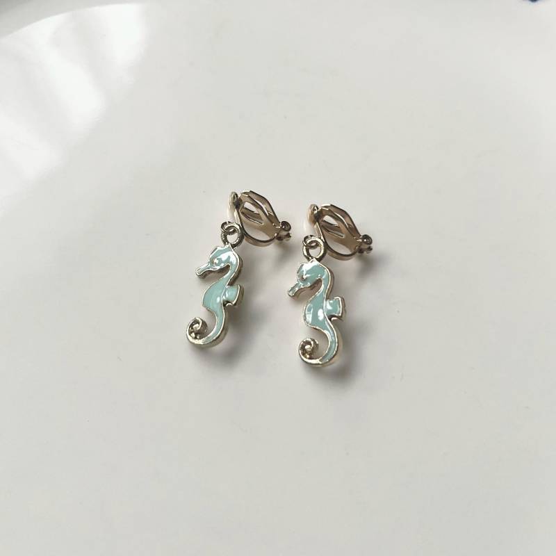 Seepferdchen Ohrclips Hellgold Mint von Perlenlagune