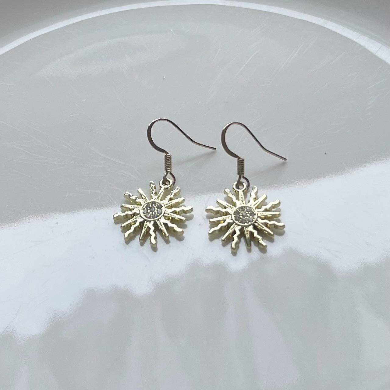 Sonne Ohrringe in Hellgold von Perlenlagune