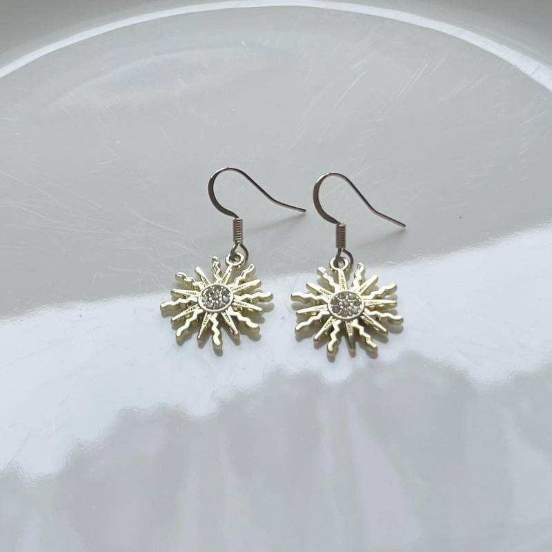 Sonne Ohrringe in Hellgold von Perlenlagune