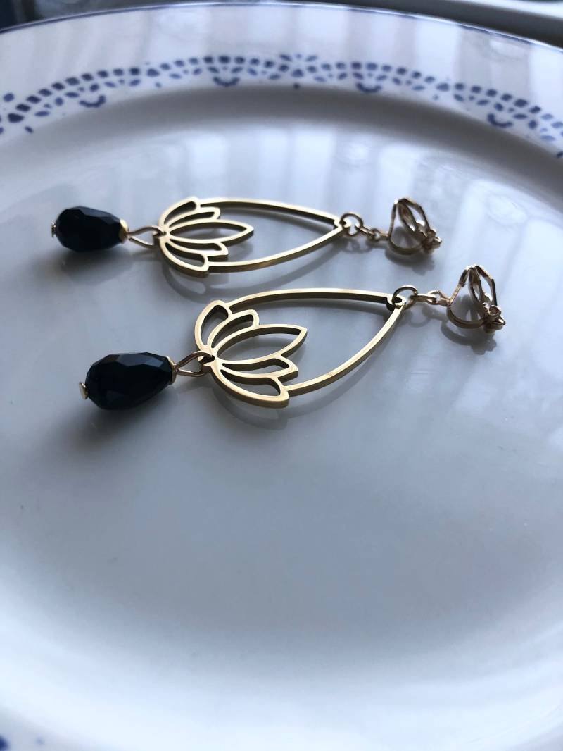 Tropfen Lotus Ohrclips in Schwarz Hellgold von Perlenlagune