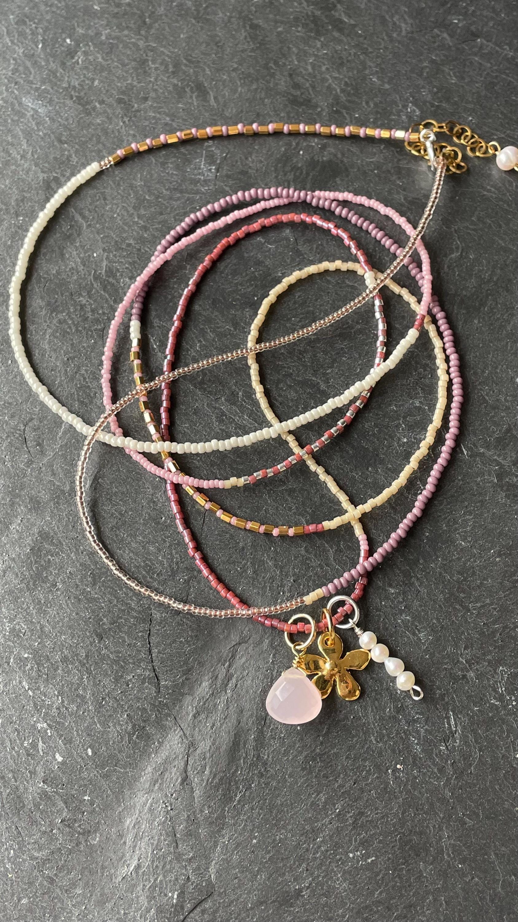 Extralange Perlenkette in Rosé Mit Mehreren Anhängern Aus Chalcedon Und Süßwasserperlen Extralange Perlenkette in Rosé Mit Mehreren Anhängern Aus Chalcedon Und Süßwasserperlen von PerlenlustUllaFink