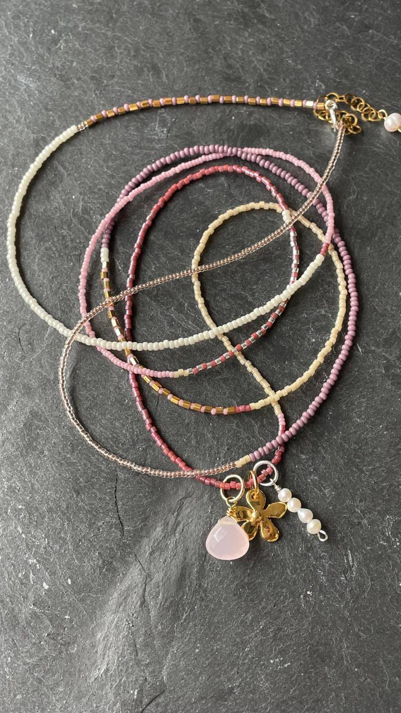 Extralange Perlenkette in Rosé Mit Mehreren Anhängern Aus Chalcedon Und Süßwasserperlen von PerlenlustUllaFink