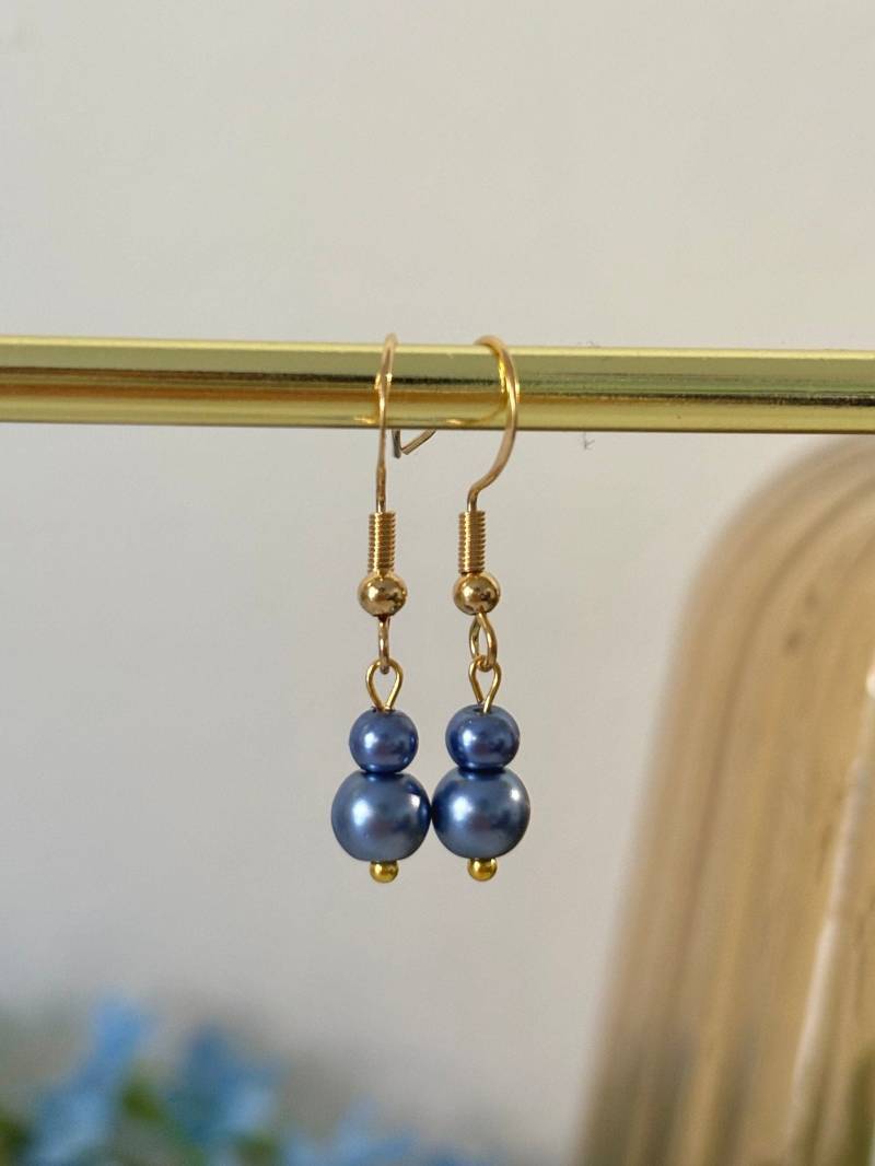 Handgemachte Perlenohrringe Blau-Lila Glaswachsperlen in Süßwasserperlenoptik Mit Ohrringhaken Aus Vergoldeter Silberlegierung Hypoallergen von Perlenpiepmatz