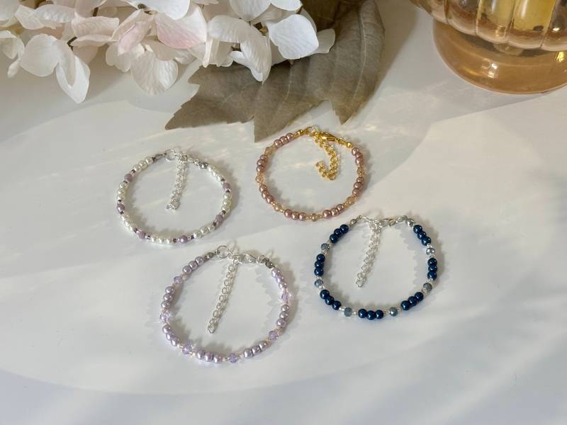 Handgemachtes Süßes Perlenarmband Blau/Weiß/Lila/Braun Mit Glaswachsperlen in Süßwasseroptik Und Glitzerperlen Längenverstellbar Gold/Silber von Perlenpiepmatz