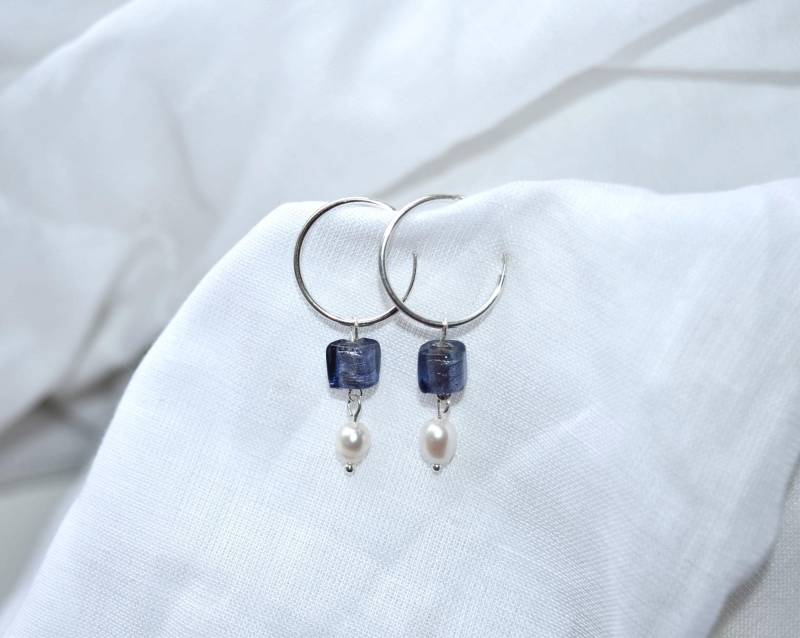 Creolen Hängeohrringe in Silber Und Blau Mit Süßwasserperlen Glasperlen Creolen Hängeohrringe in Silber Und Blau Mit Süßwasserperlen Glasperlen von Perlentanz