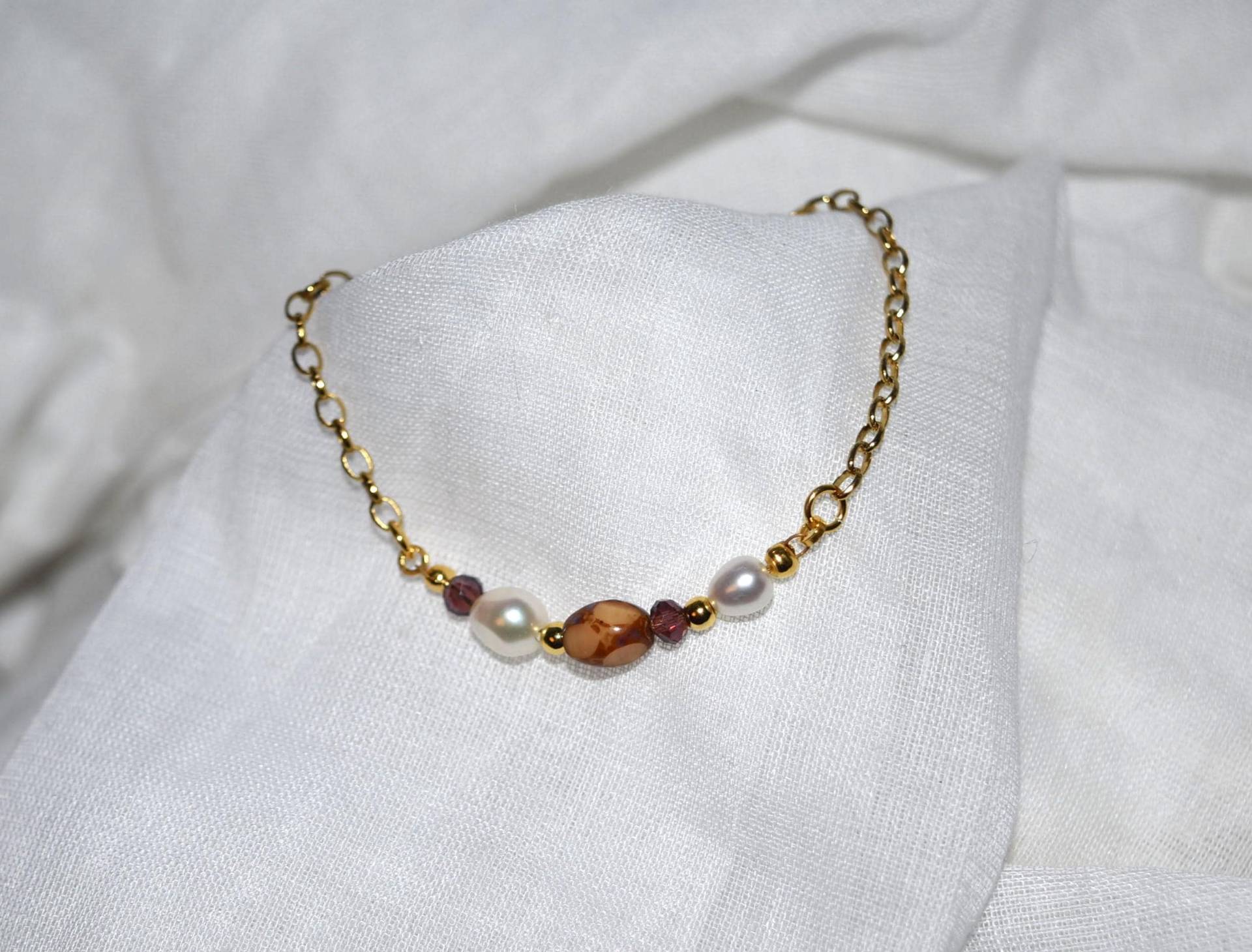 Gliederarmband Mit Süßwasserperlen in Gold Und Brauntönen Gliederarmband Mit Süßwasserperlen in Gold Und Brauntönen von Perlentanz