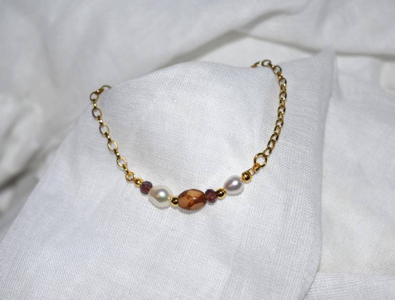 Gliederarmband Mit Süßwasserperlen in Gold Und Brauntönen von Perlentanz