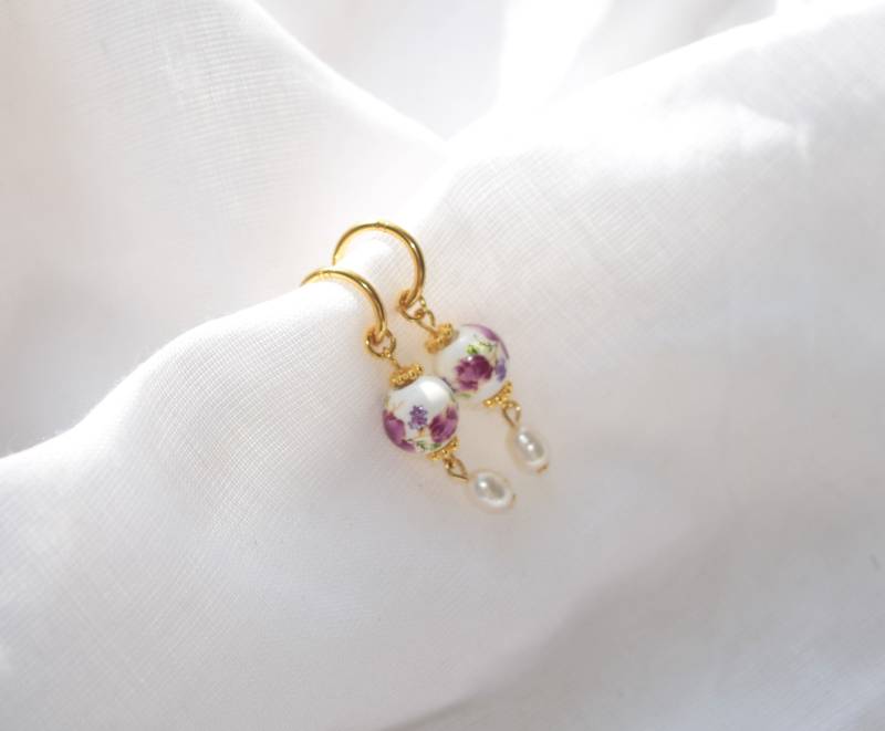 Porzellan Mit Süßwasserperlen - Creolen Hängeohrringe in Rosa Und Weiß Gold Blumen Porzellan Mit Süßwasserperlen - Creolen Hängeohrringe in Rosa Und Weiß Gold Blumen von Perlentanz
