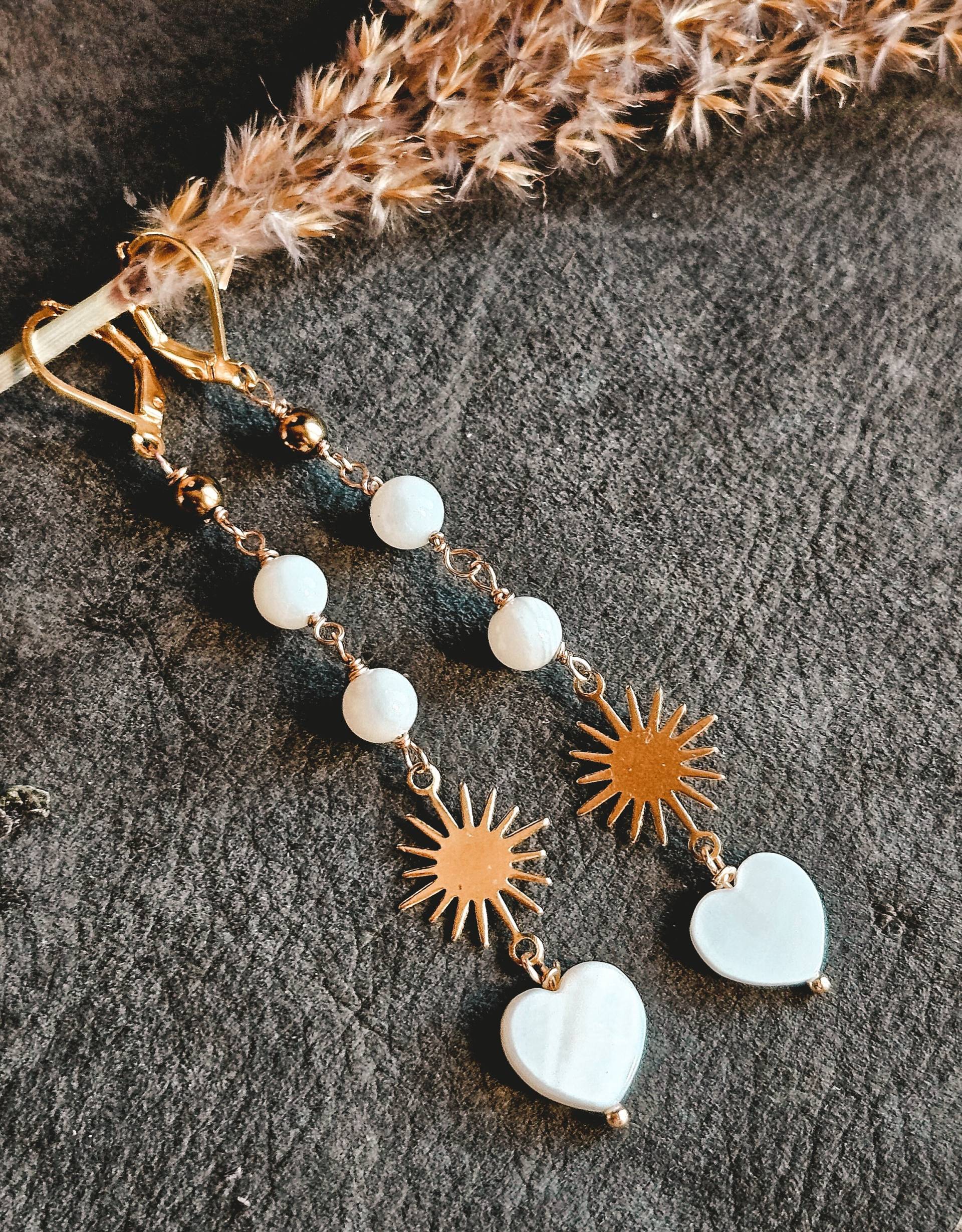 Boho-Eleganz Lange Hängeohrringe Mit Messing-Sonne, Zwei Perlmutt-Perlen Und Zartem Perlmutt-Herz - Einzigartiges Unikat von PerlentanzArt