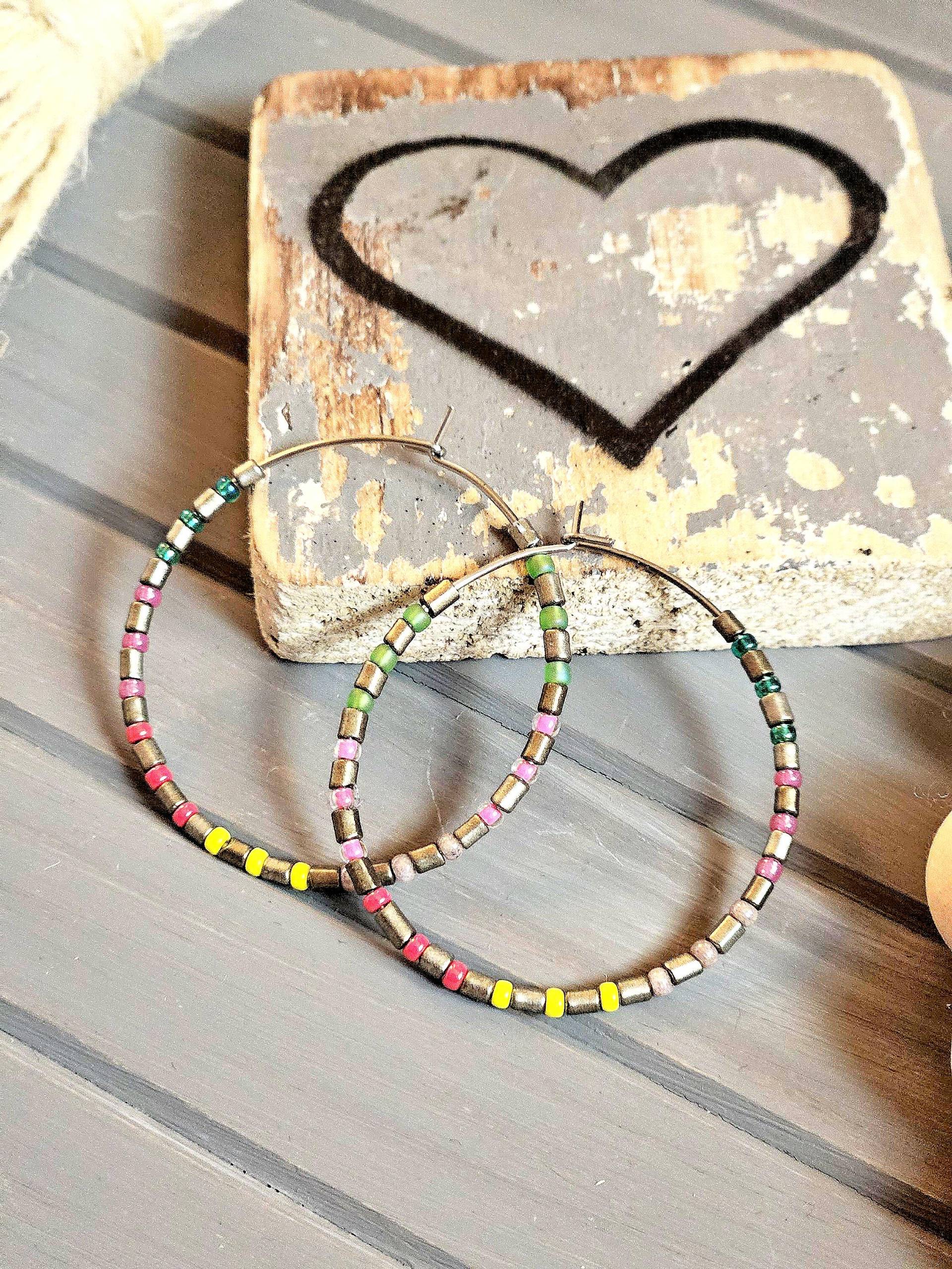 Bunte Perlen Edelstahl Silber Creolen | Handgemachter Schmuck Mit Multicolor-Rocailles-Perlen| Silberohrringe Perlentanzart Bunte Perlen Edelstahl Silber Creolen | Handgemachter Schmuck Mit Multicolor-Rocailles-Perlen| Silberohrringe Perlentanzart von PerlentanzArt