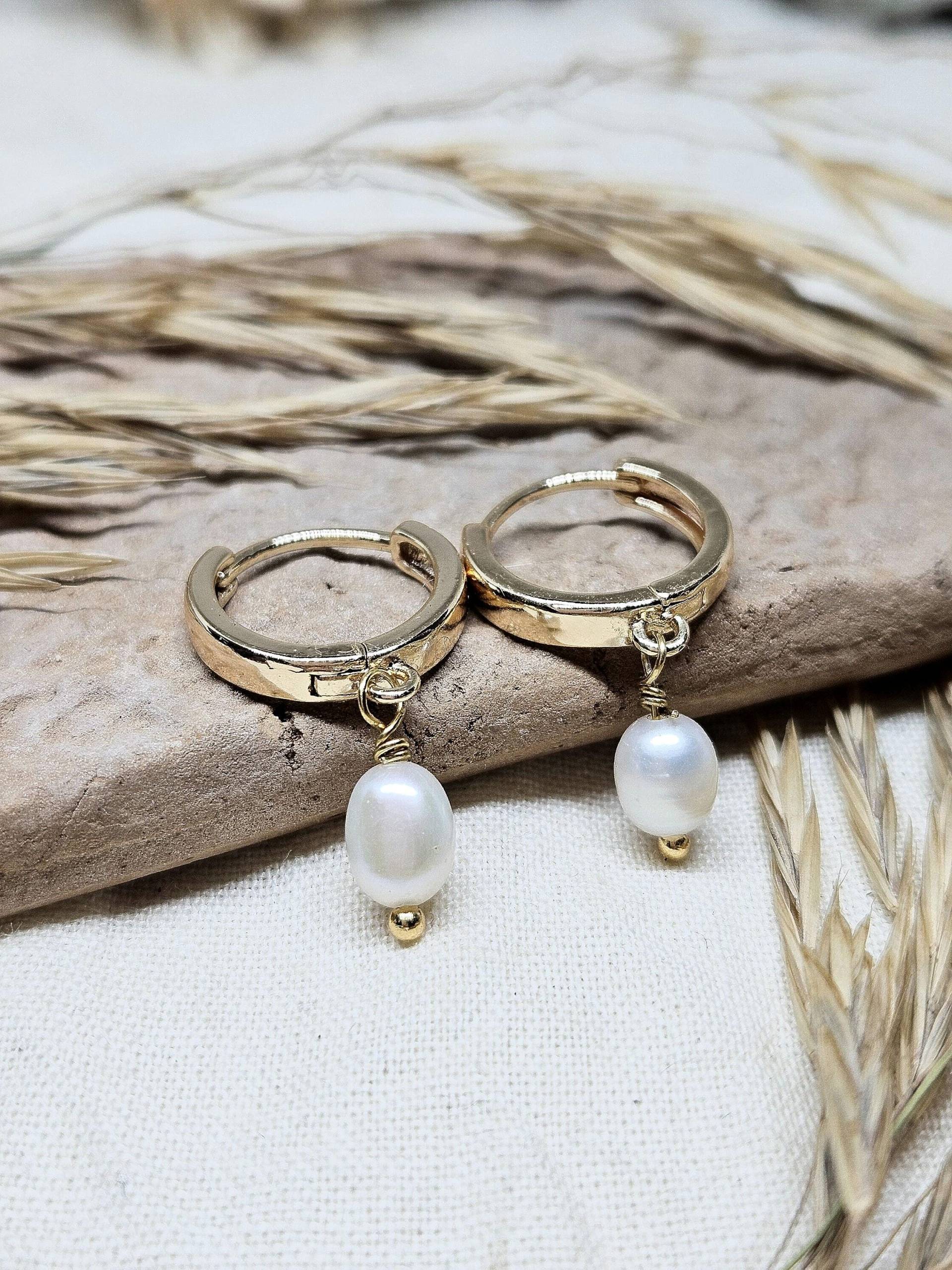 Goldene Creolen Mit Süßwasserperlen | Vergoldete Gold-Ohrringe Für Einen Edlen Look Perfektes Geschenk Frauen Goldene Creolen Mit Süßwasserperlen | Vergoldete Gold-Ohrringe Für Einen Edlen Look Perfektes Geschenk Frauen von PerlentanzArt
