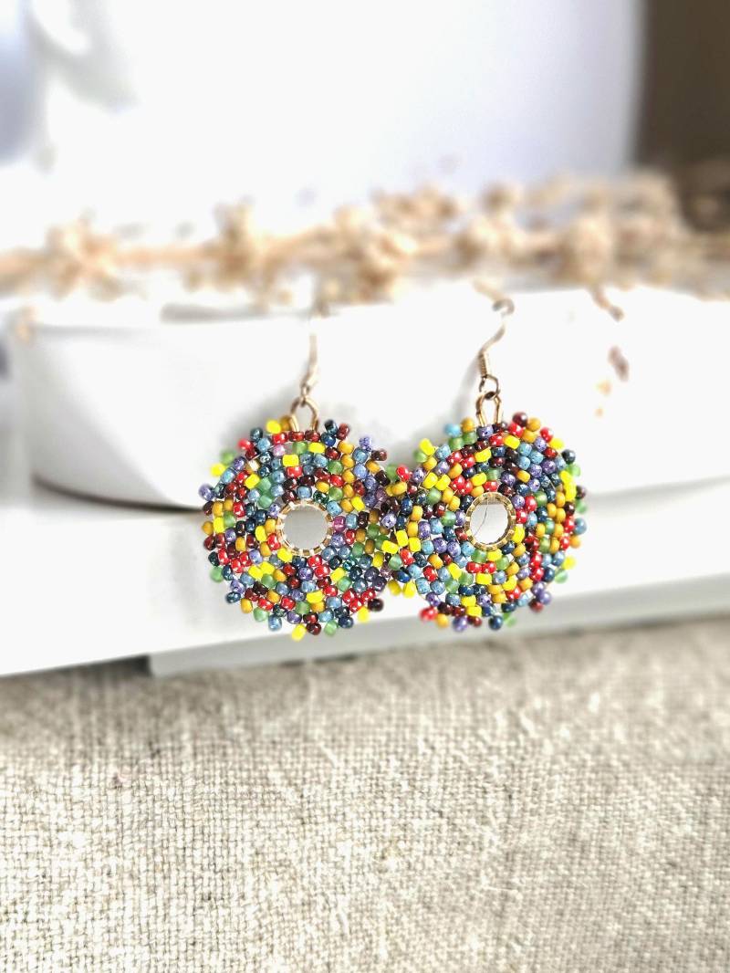 Handgefertigte Bunte Perlen-Ohrringe Im Mandala-Design - Boho Statement Schmuck von PerlentanzArt