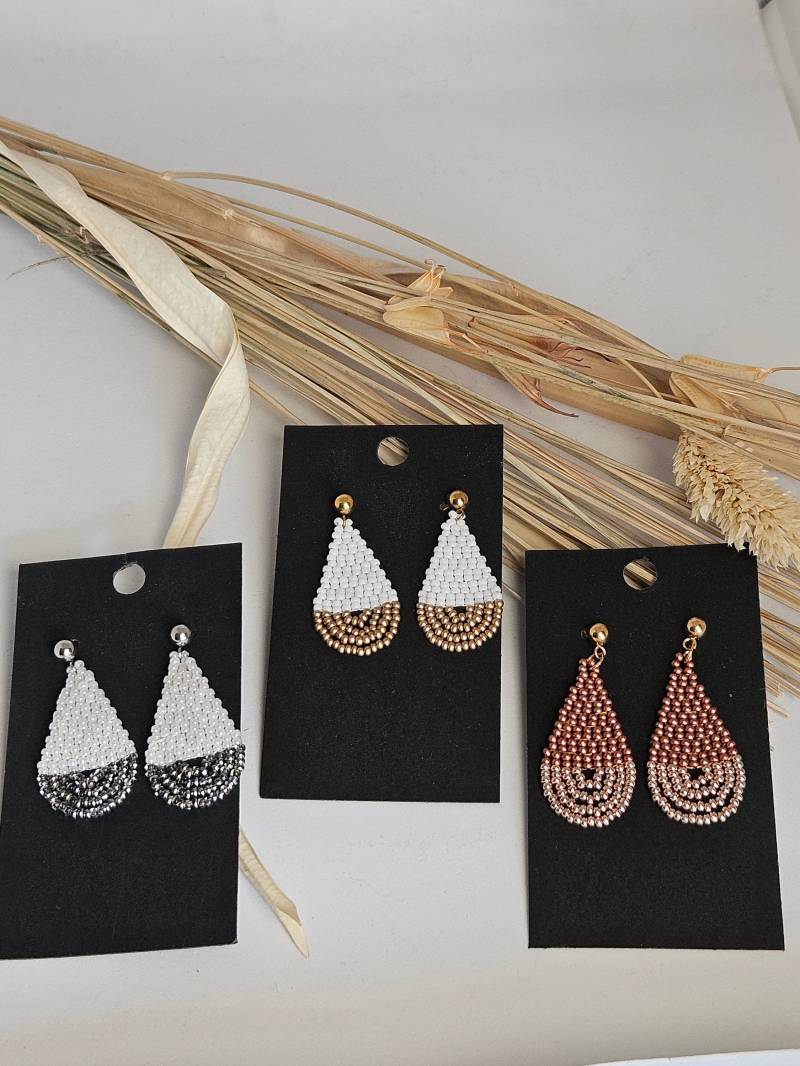 Handgemachte Ohrhänger in Gold Und Weiß | Boho-style Perlen-Tropfen Feine Miyuki Handarbeit von PerlentanzArt