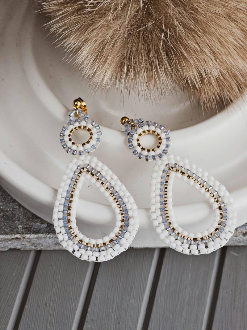Handgemachte Ohrringe | Handgefertigte Perlen-Ohrringe Tropfenform in Weiß, Gold, Silber Ohrstecker Statement Schmuck Perlentanzart Handgemachte Ohrringe | Handgefertigte Perlen-Ohrringe Tropfenform in Weiß, Gold, Silber Ohrstecker Statement Schmuck Perlentanzart von PerlentanzArt