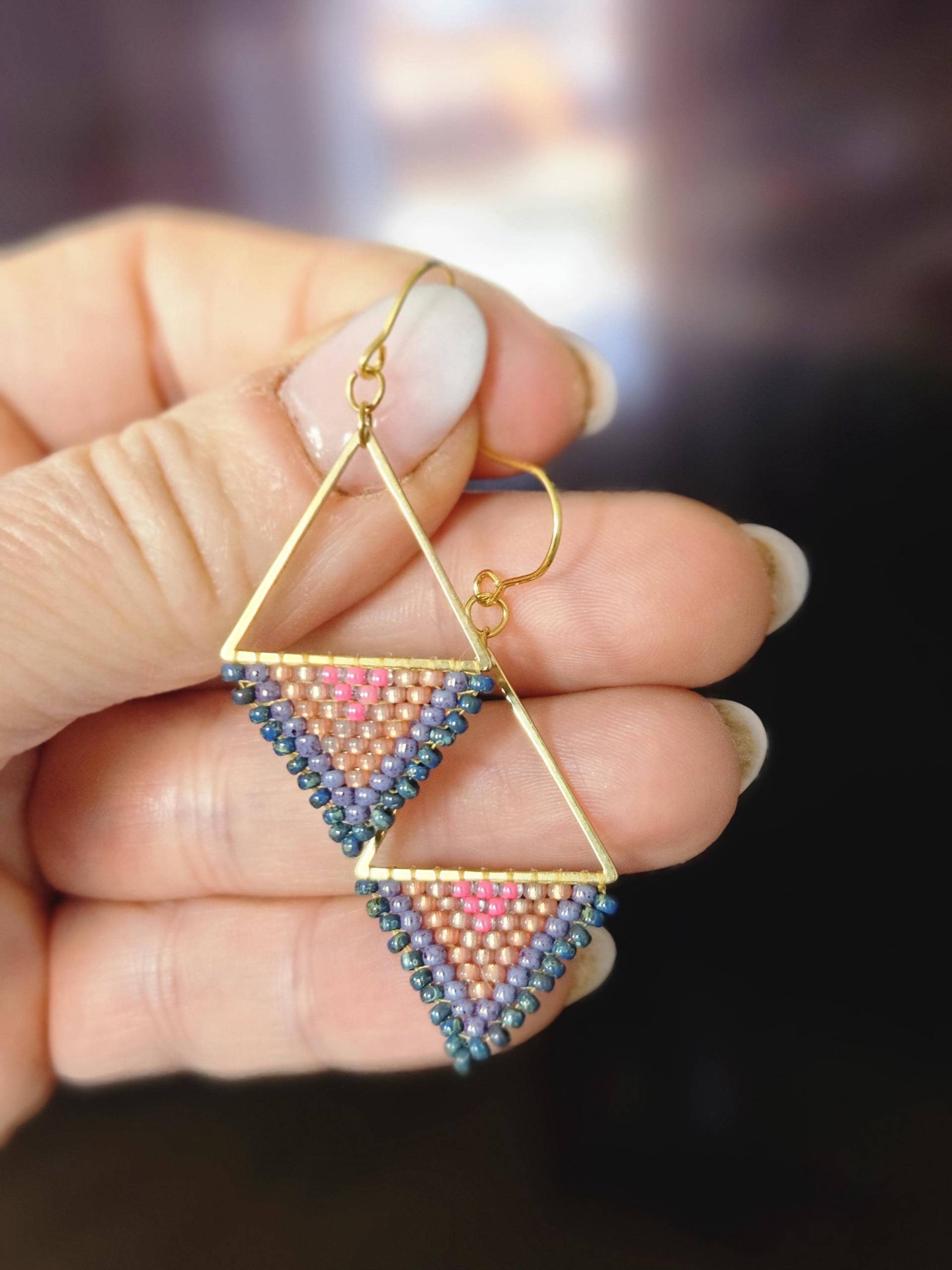 Handmade Toho Beaded Earrings | Triangle Boho in Pink-Rose & Picasso Navy Blue Gold-Plated Hooks von PerlentanzArt