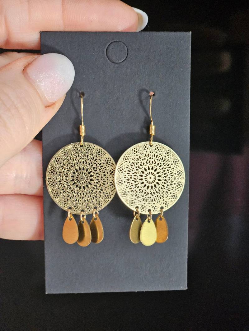 Mandala-Zauber Goldfarbene Messing-Ohrringe Mit Hippie-Ethno-Charme - Filigraner Boho-Schmuck Für Einen Einzigartigen Und Stilvollen Look Mandala-Zauber Goldfarbene Messing-Ohrringe Mit Hippie-Ethno-Charme - Filigraner Boho-Schmuck Für Einen Einzigartigen Und Stilvollen Look von PerlentanzArt
