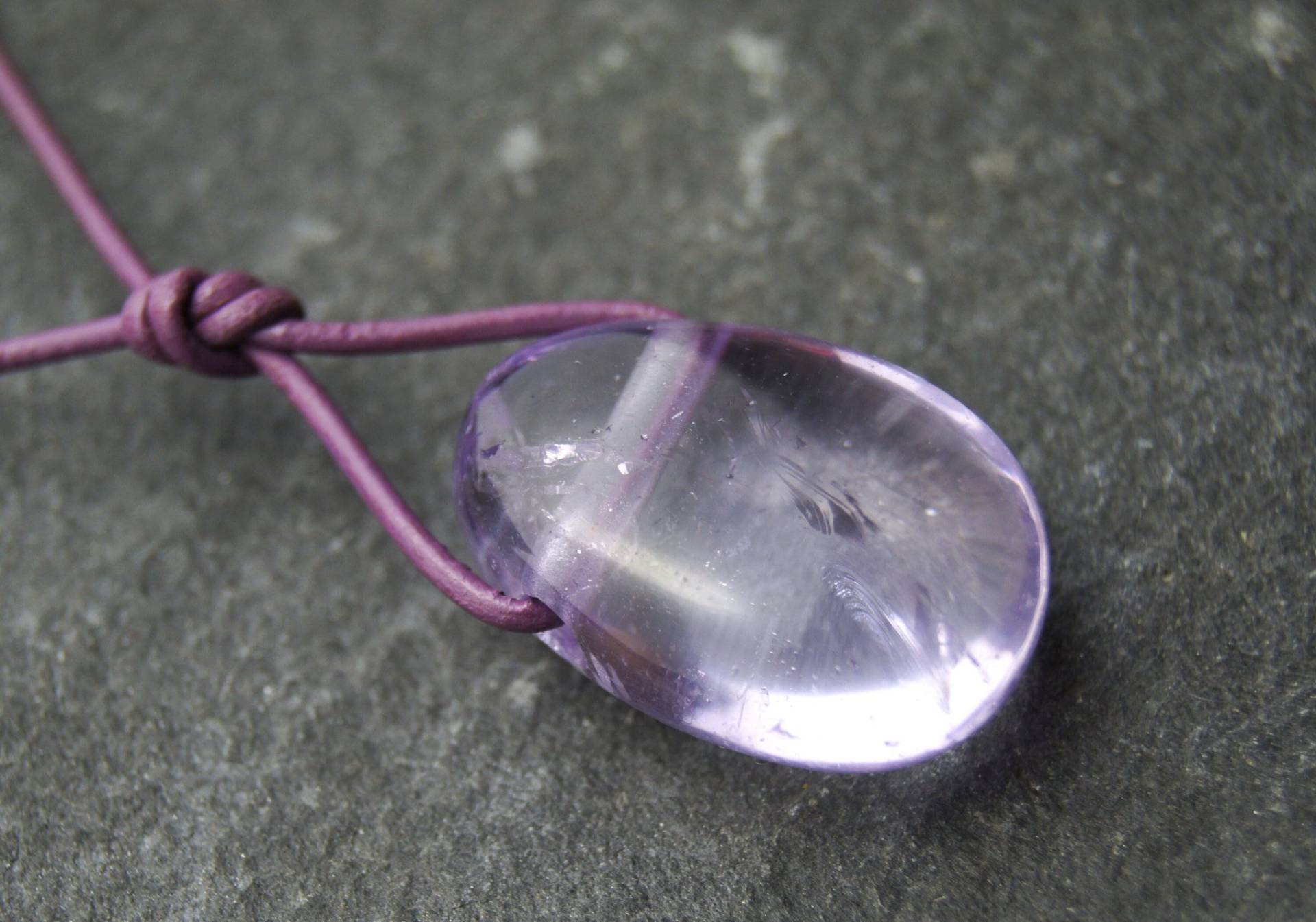 Amethyst Anhänger Gebohrter Trommelstein Am Lederband Mit Schiebeschließe Edelsteinkette Heilstein Geschenk Accessoire Für Sie Und Ihn von PerlentanzBerlin