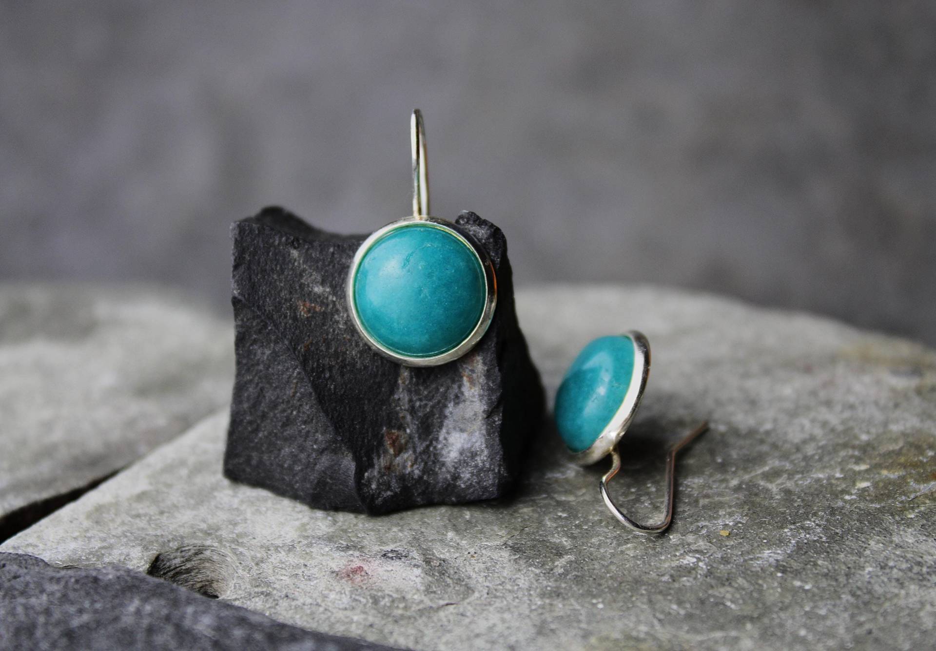 Aquamarin Ohrhänger Blauer Edelstein Cabochon 12 Mm Heilstein Schutzstein Silberfarbener Ohrhaken Accessoire Geschenk Zum Geburtstag von PerlentanzBerlin