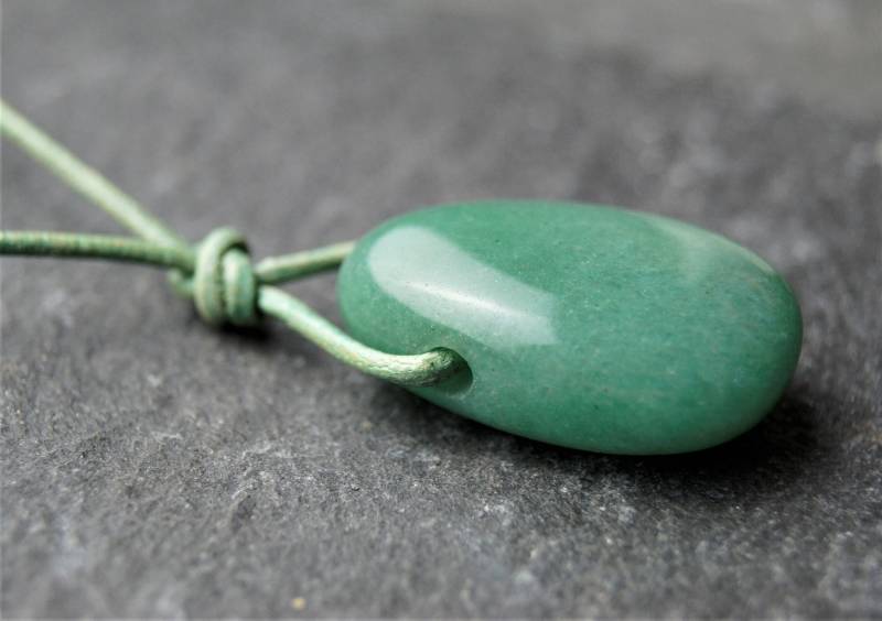 Aventurin Anhänger Gebohrter Trommelstein Am Lederband Mit Schiebeschließe Edelstein Grün Kette Heilstein Schutzstein Geschenk Weihnachten von PerlentanzBerlin