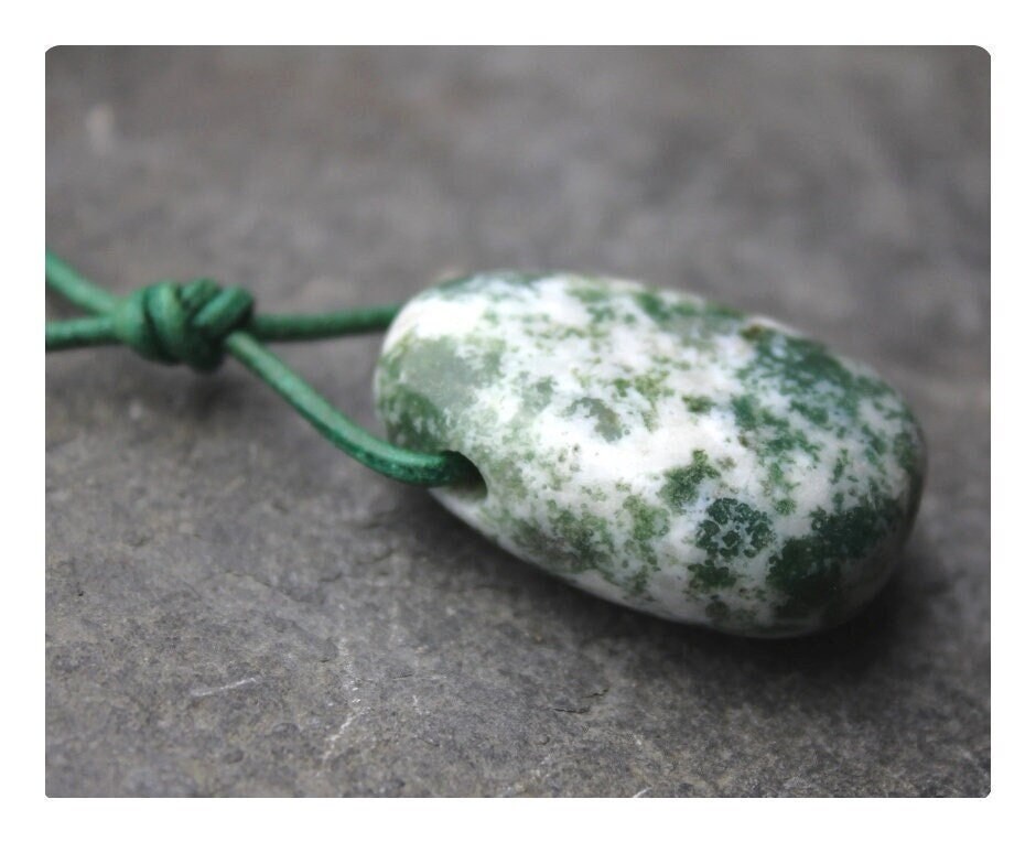 Baumachat-Anhänger Gebohrter Trommelstein Am Lederband Mit Schiebeschließe Grün-Weisser Edelstein Heilstein Accessoire Für Sie Und Ihn von PerlentanzBerlin