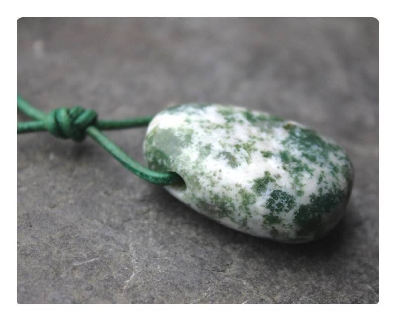 Baumachat-Anhänger Gebohrter Trommelstein Am Lederband Mit Schiebeschließe Grün-Weisser Edelstein Heilstein Accessoire Für Sie Und Ihn von PerlentanzBerlin