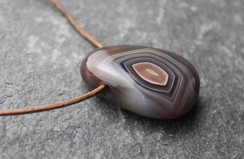 Botswana Achat Anhängerkette Gebohrter Trommelstein Am Lederband Mit Schiebeschließe Edelstein Heilstein Accessoire Für Sie Und Ihn Geschenk von PerlentanzBerlin