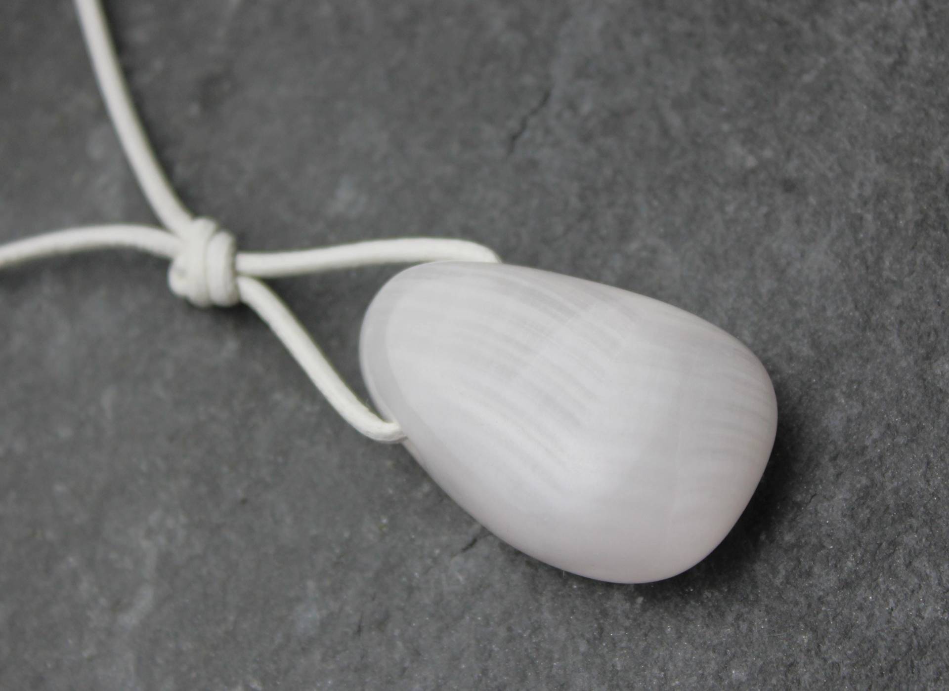 Gebänderter Achat Anhänger Gebohrter Trommelstein Am Lederband Mit Schiebeschließe Weisser Edelstein Heilstein Accessoire Für Sie Und Ihn von PerlentanzBerlin