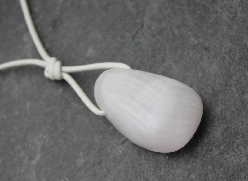 Gebänderter Achat Anhänger Gebohrter Trommelstein Am Lederband Mit Schiebeschließe Weisser Edelstein Heilstein Accessoire Für Sie Und Ihn von PerlentanzBerlin