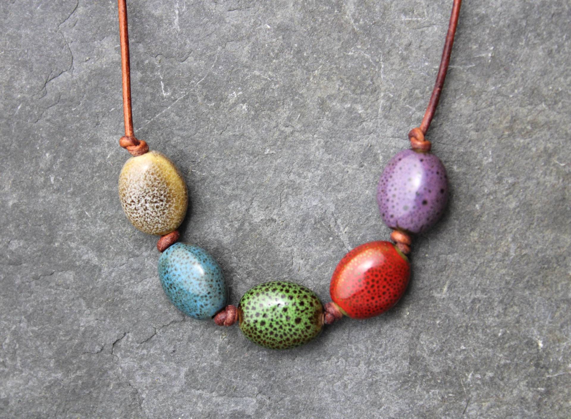 Keramikperlen-Kette Glasiert Glänzend Perlen Mit Moucheté -Effekt Vintage Look Bunte Farben Lederband Besonderes Geschenk Für Sie Und Ihn Keramikperlen-Kette Glasiert Glänzend Perlen Mit Moucheté -Effekt Vintage Look Bunte Farben Lederband Besonderes Geschenk Für Sie Und Ihn von PerlentanzBerlin