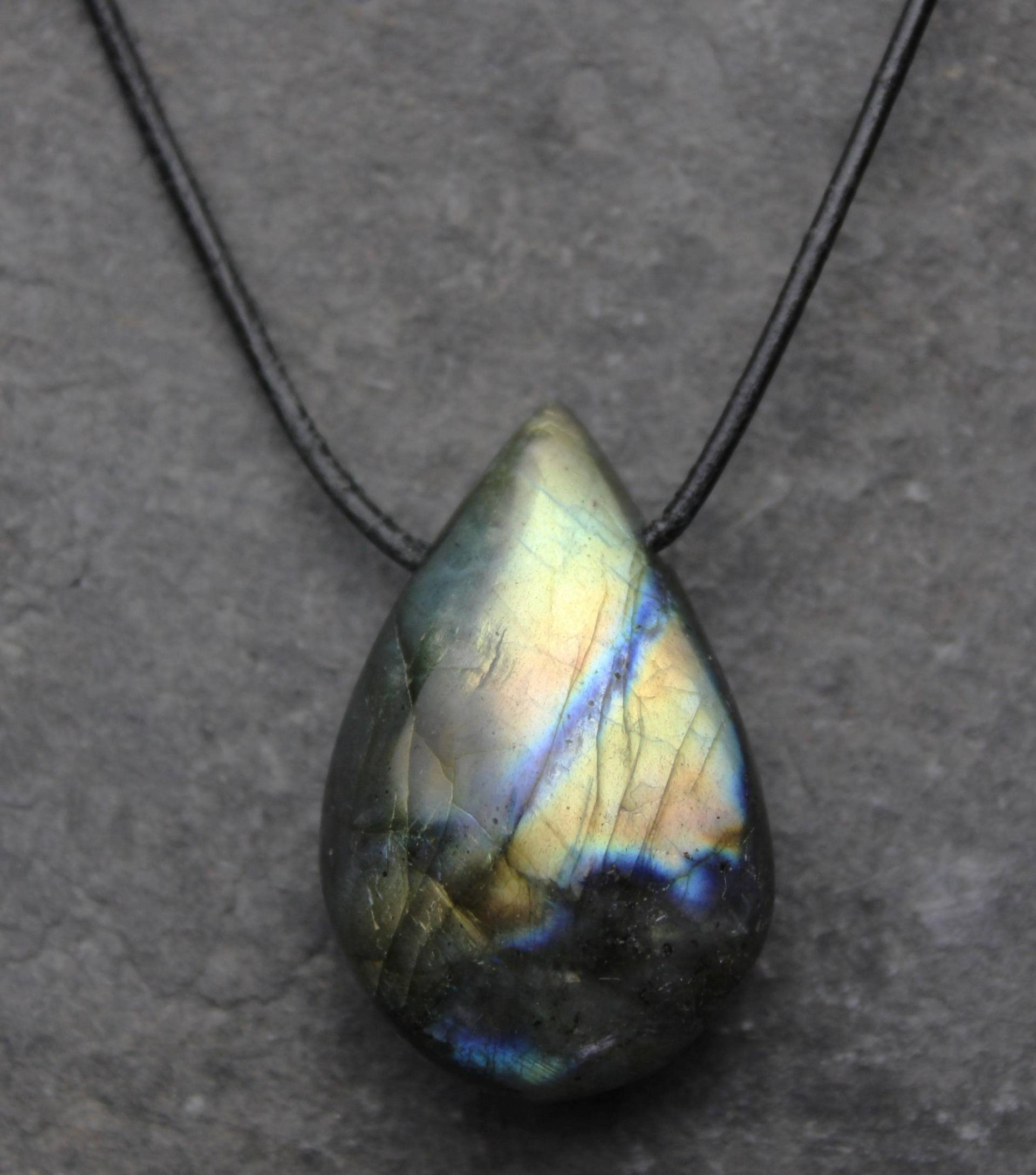 Labradorit Anhänger Gebohrter Trommelstein Am Lederband Mit Schiebeschließe Heilstein Accessoire Für Sie Und Ihn Geschenk Zu Weihnachten von PerlentanzBerlin