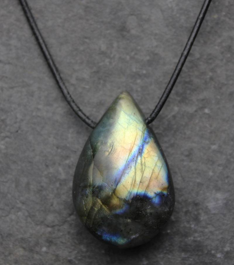 Labradorit Anhänger Gebohrter Trommelstein Am Lederband Mit Schiebeschließe Heilstein Accessoire Für Sie Und Ihn Geschenk Zu Weihnachten von PerlentanzBerlin