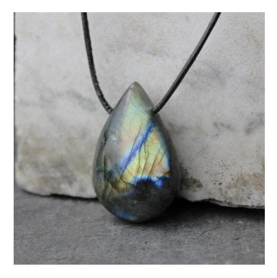 Labradorit-Anhänger Gebohrter Trommelstein Am Lederband Mit Schiebeschließe Tropfenform Heilstein Geschenk Accessoire Für Sie Und Ihn von PerlentanzBerlin