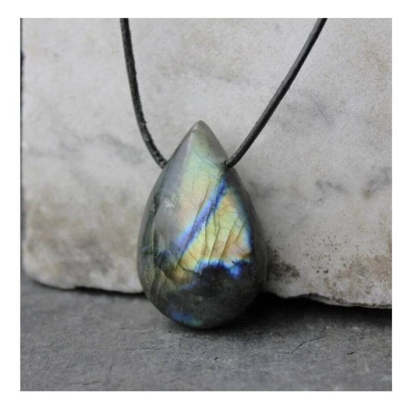 Labradorit-Anhänger Gebohrter Trommelstein Am Lederband Mit Schiebeschließe Tropfenform Heilstein Geschenk Accessoire Für Sie Und Ihn von PerlentanzBerlin