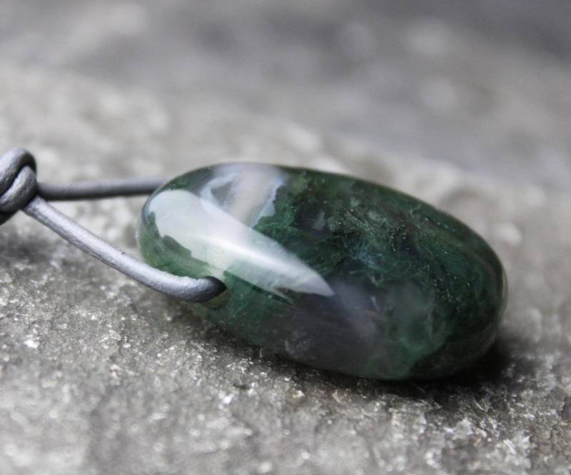 Moosachat Anhänger Gebohrter Trommelstein Am Lederband Mit Schiebeschließe Grüner Edelstein Heilstein Geschenk Accessoire Für Sie Und Ihn von PerlentanzBerlin