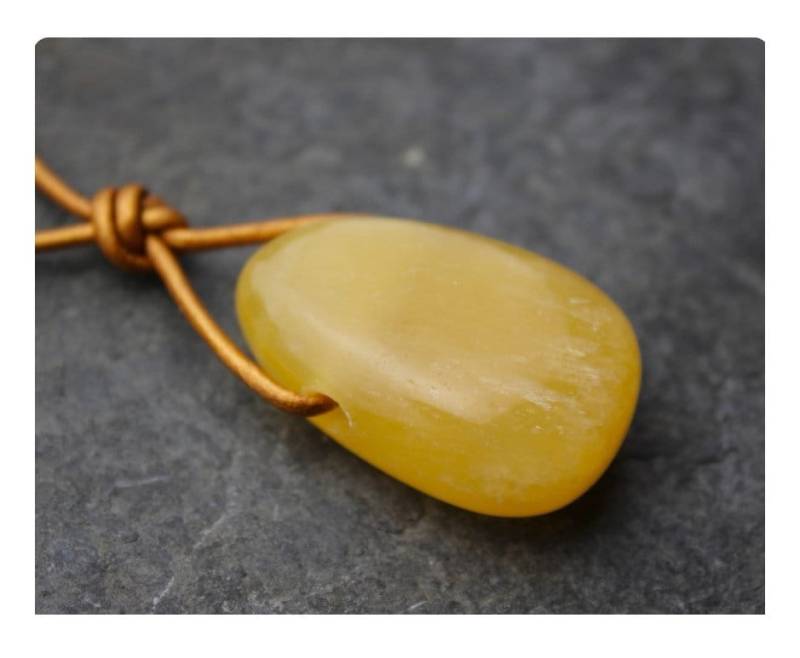 Orangencalcit Anhänger Gebohrter Trommelstein Am Lederband Mit Schiebeschließe Gelber Edelstein Heilstein Geschenk Accessoire Sommer Party von PerlentanzBerlin