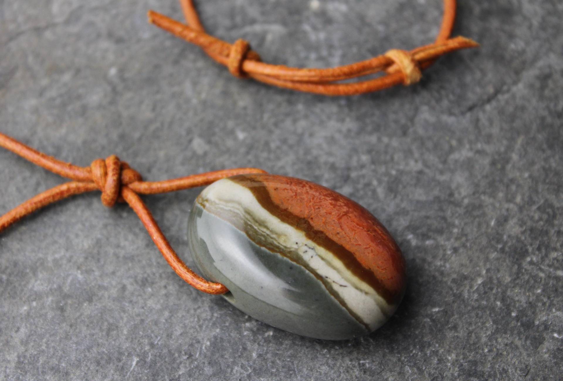 Polychrom Jaspis-Anhänger Trommelstein Gebohrt Am Lederband Mit Schiebeschließe Dreifarbiger Edelstein Heilstein Accessoire Für Sie Und Ihn von PerlentanzBerlin