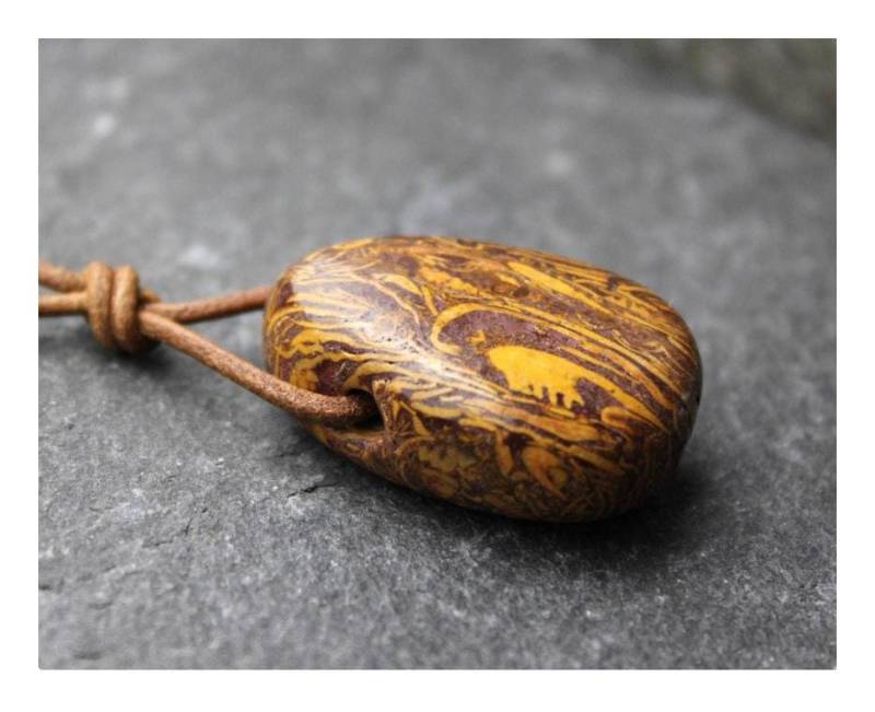 Schlangenhaut-Jaspis Anhänger Gebohrter Trommelstein Am Lederband Mit Schiebeschließe Edelstein Heilstein Accessoire Für Sie & Ihn Geschenk von PerlentanzBerlin