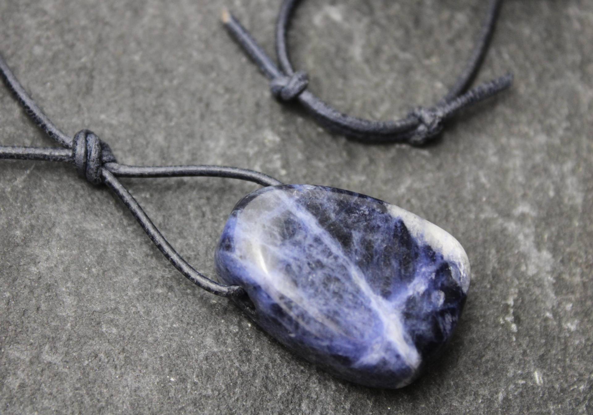 Sodalith Anhänger Gebohrter Trommelstein Am Lederband Mit Schiebeschließe Edelsteinkette Heilstein Schutzstein Accessoire Für Sie Und Ihn von PerlentanzBerlin