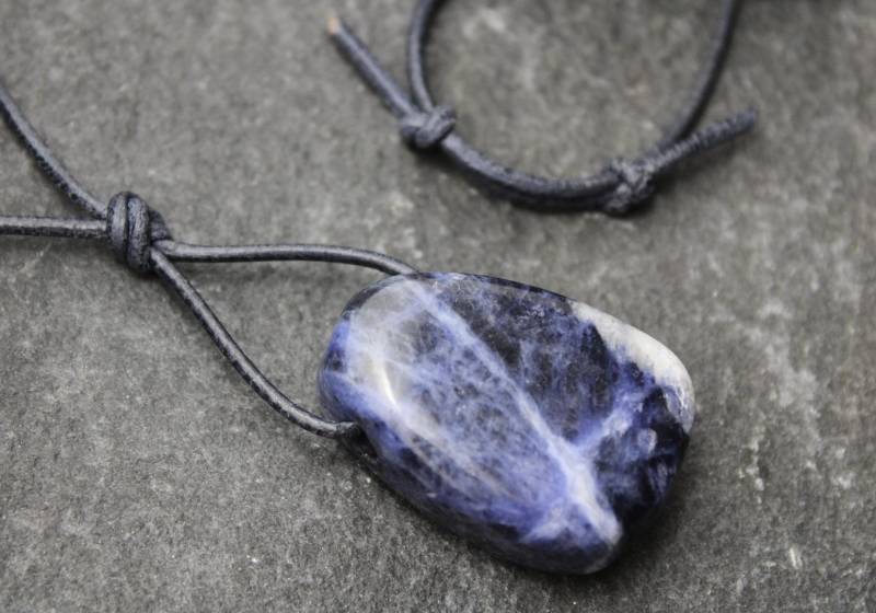 Sodalith Anhänger Gebohrter Trommelstein Am Lederband Mit Schiebeschließe Edelsteinkette Heilstein Schutzstein Accessoire Für Sie Und Ihn von PerlentanzBerlin