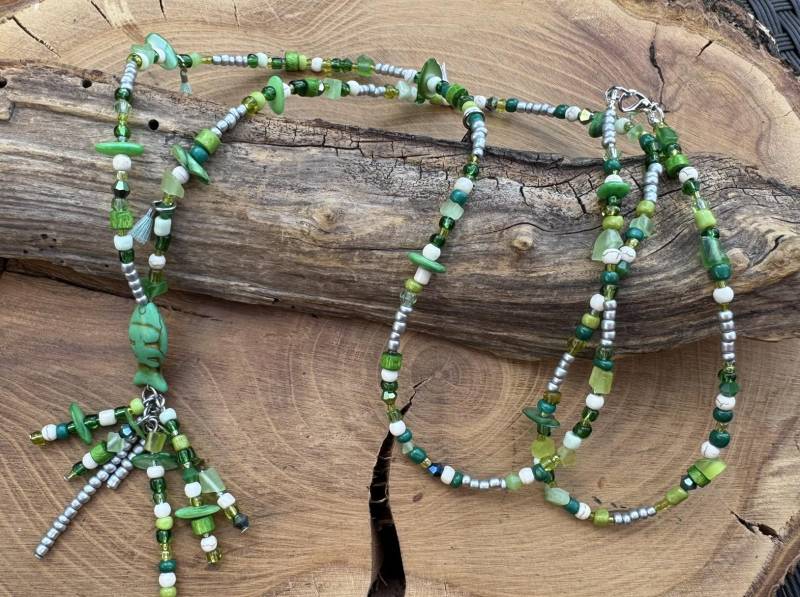 Lange Grüne Kette Im Boho Look in Verschiedenen Grüntönen Materialmix von PerlenzauberDesigns