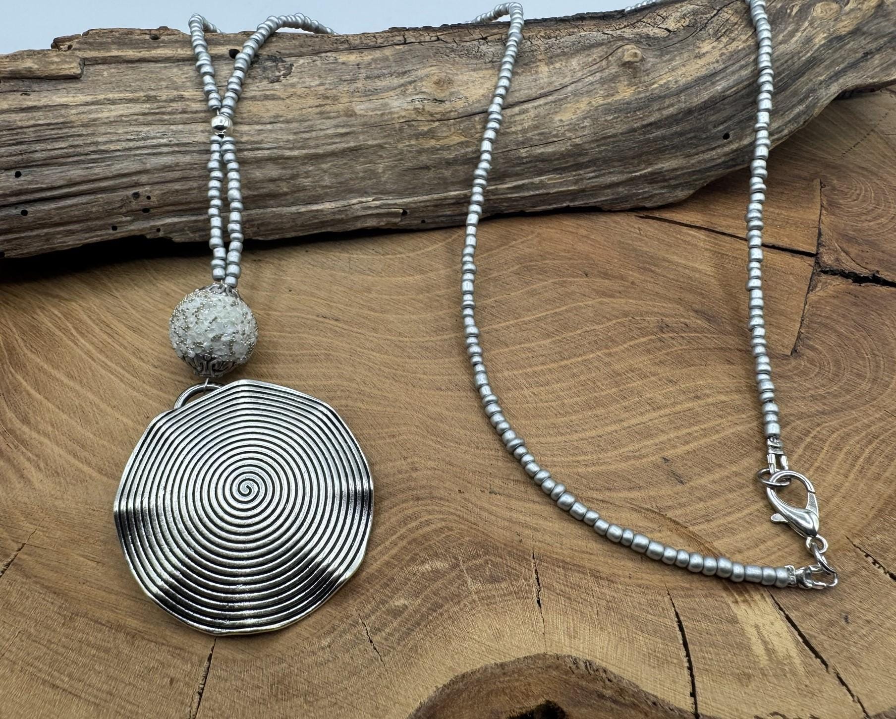 Lange Perlenkette in Silber Grau Mit Anhänger Spirale Wunschlänge von PerlenzauberDesigns