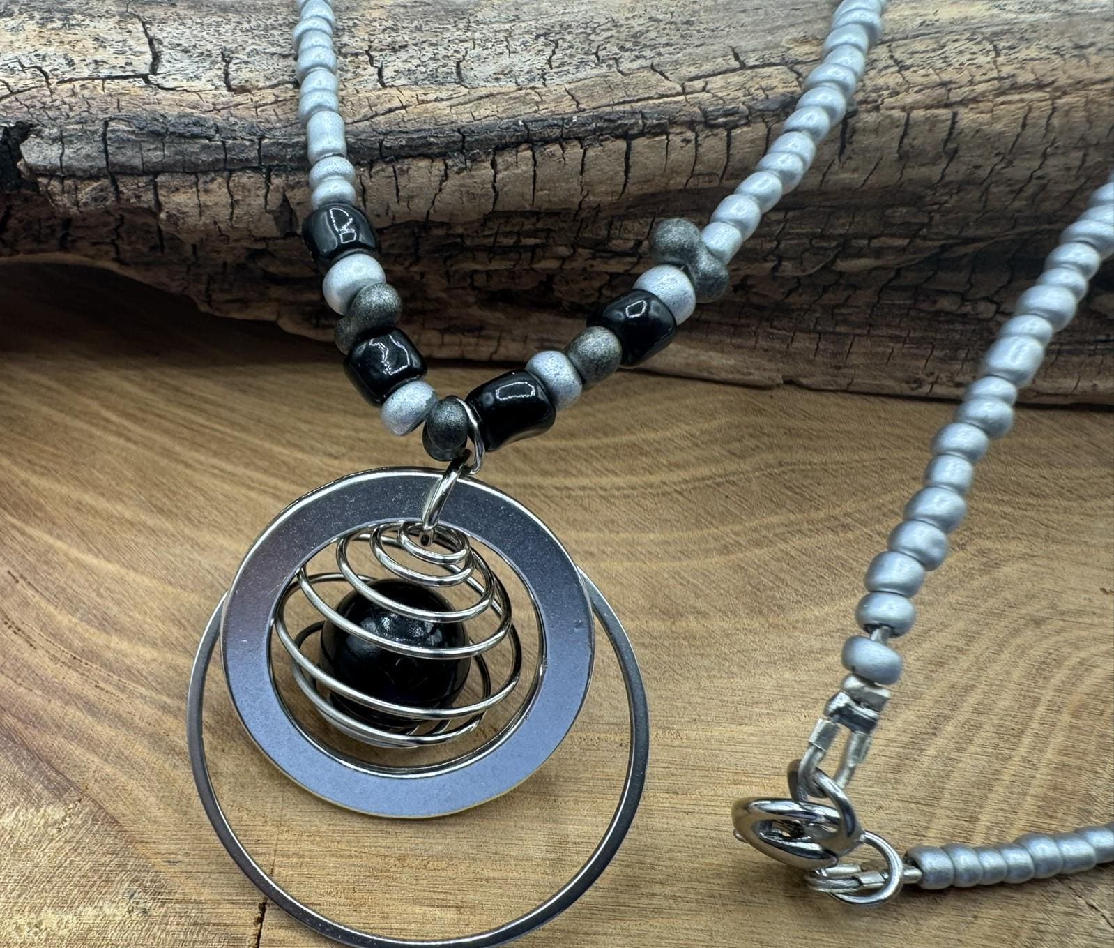 Lange Perlenkette in Silber Schwarz Mit Anhänger von PerlenzauberDesigns