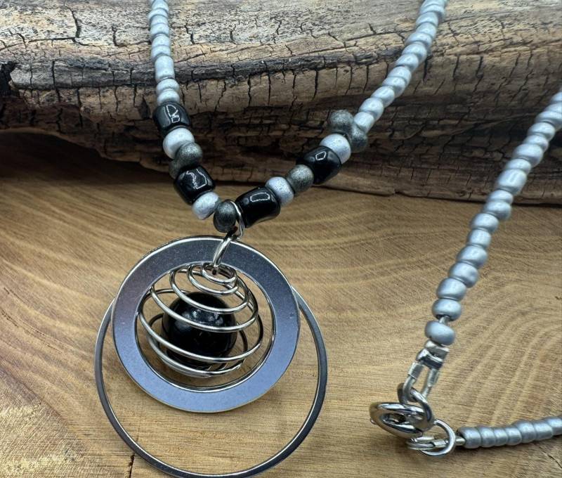 Lange Perlenkette in Silber Schwarz Mit Anhänger von PerlenzauberDesigns