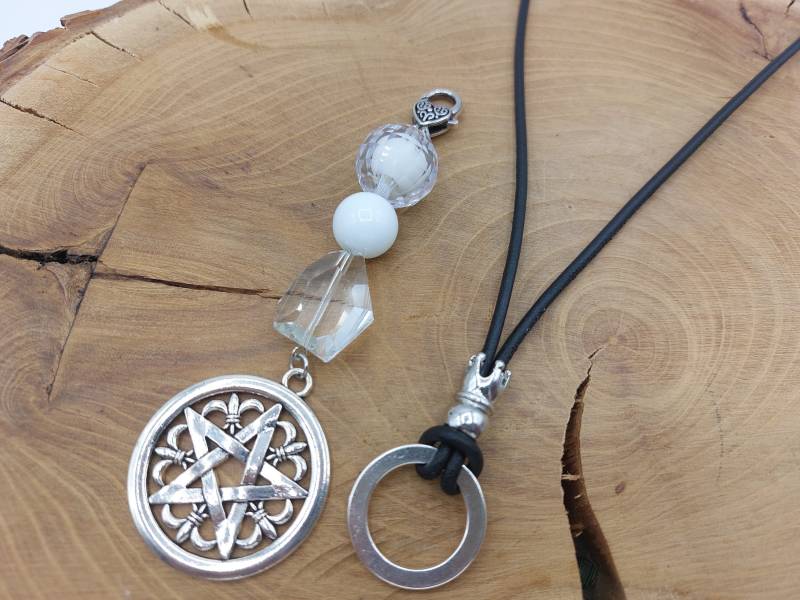 Lederkette Lang Mit Wechselanhänger in Weiß von PerlenzauberDesigns