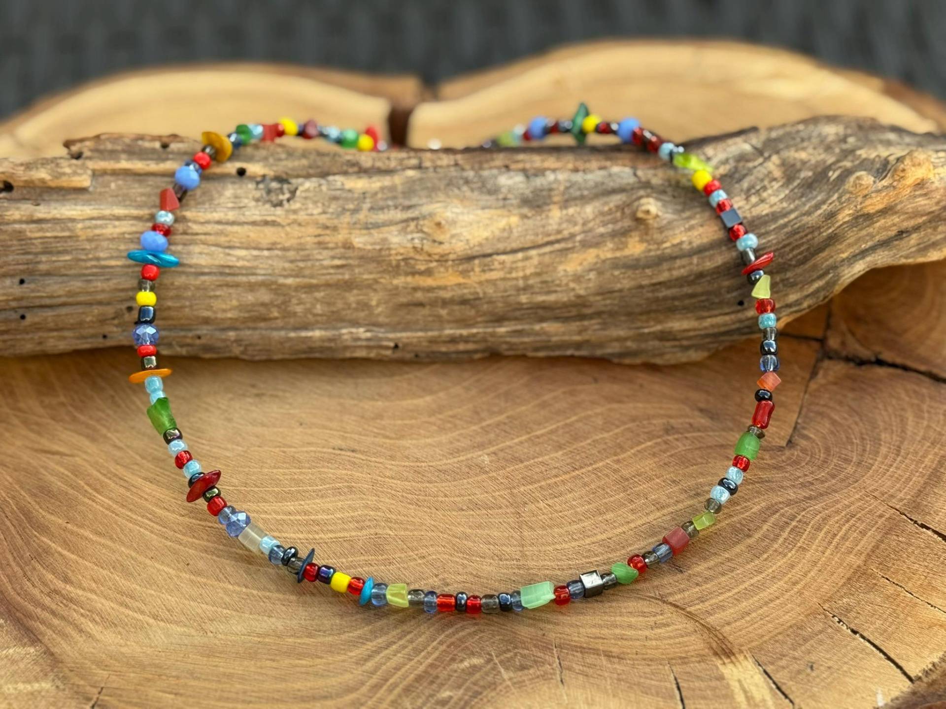 Perlenkette Bunt Im Boho Style Materialmix 45 cm Lang von PerlenzauberDesigns