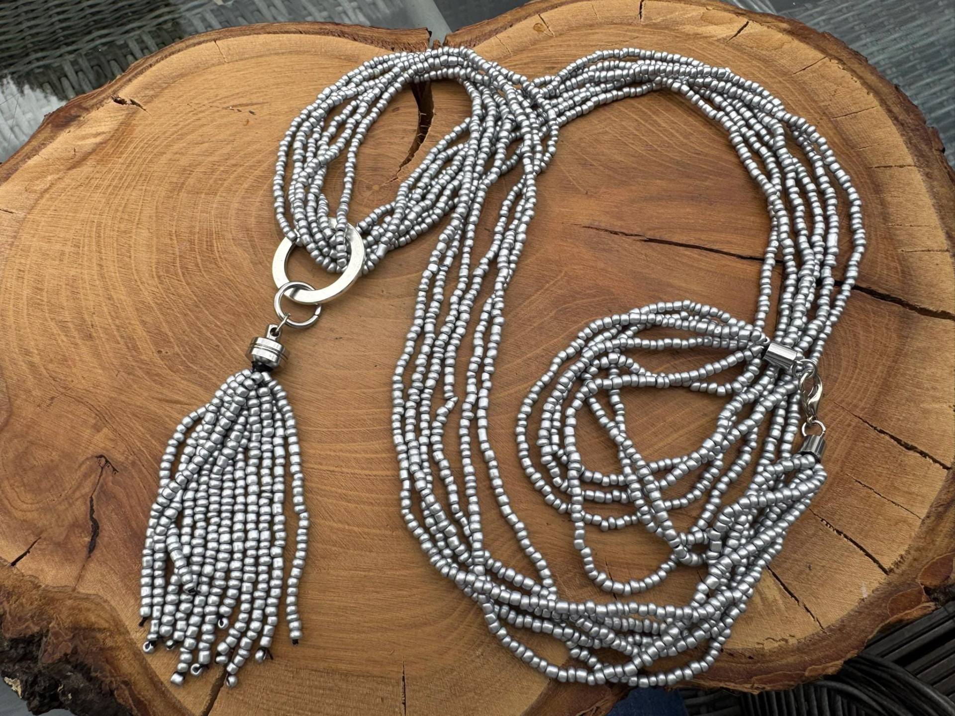 Silberne Statementkette Mit Quaste | Lange Glasperlenkette Boho Halskette Damen Mehrreihige Kette Geschenkidee Frauen von PerlenzauberDesigns